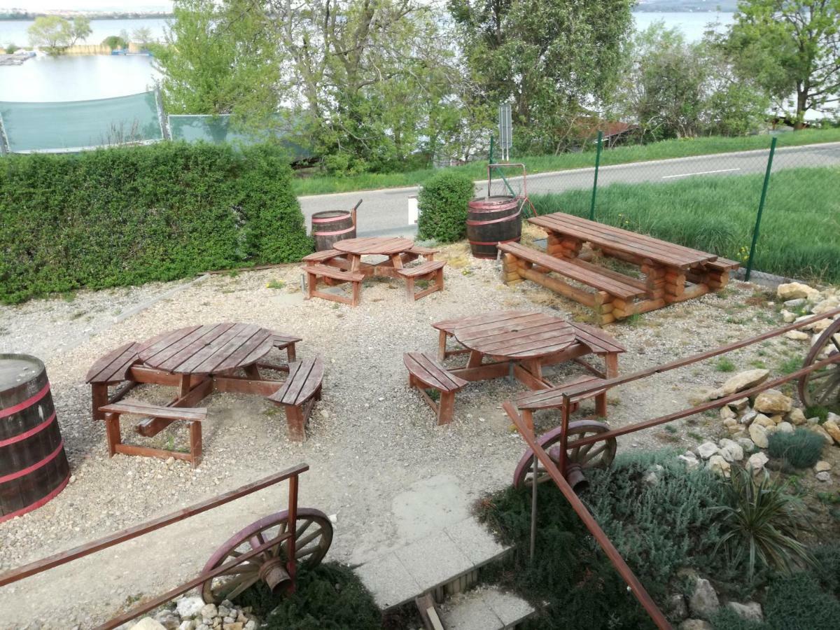 Penzion Nad Jezerem Pavlov Bagian luar foto