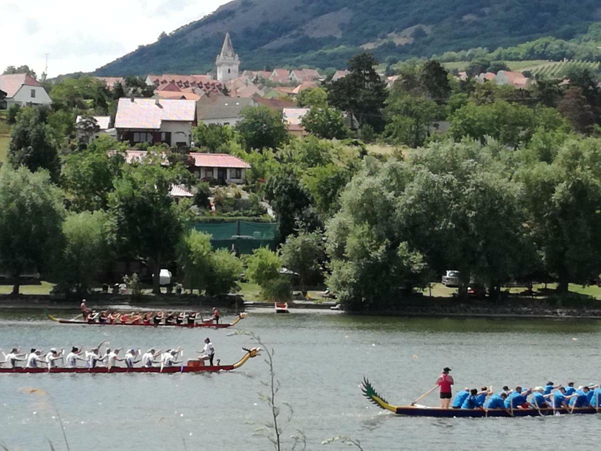 Penzion Nad Jezerem Pavlov Bagian luar foto