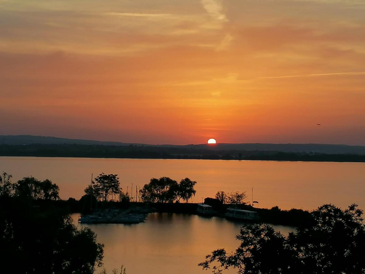 Penzion Nad Jezerem Pavlov Bagian luar foto
