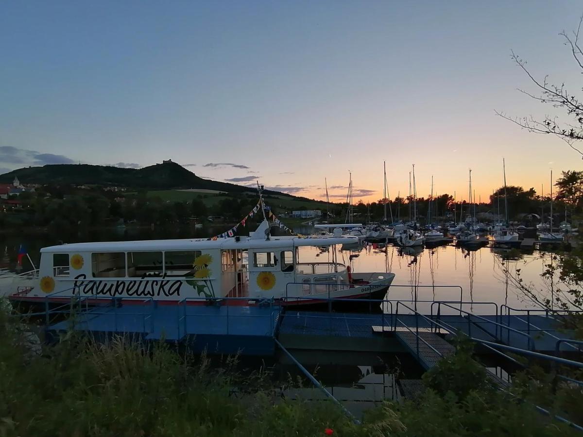 Penzion Nad Jezerem Pavlov Bagian luar foto