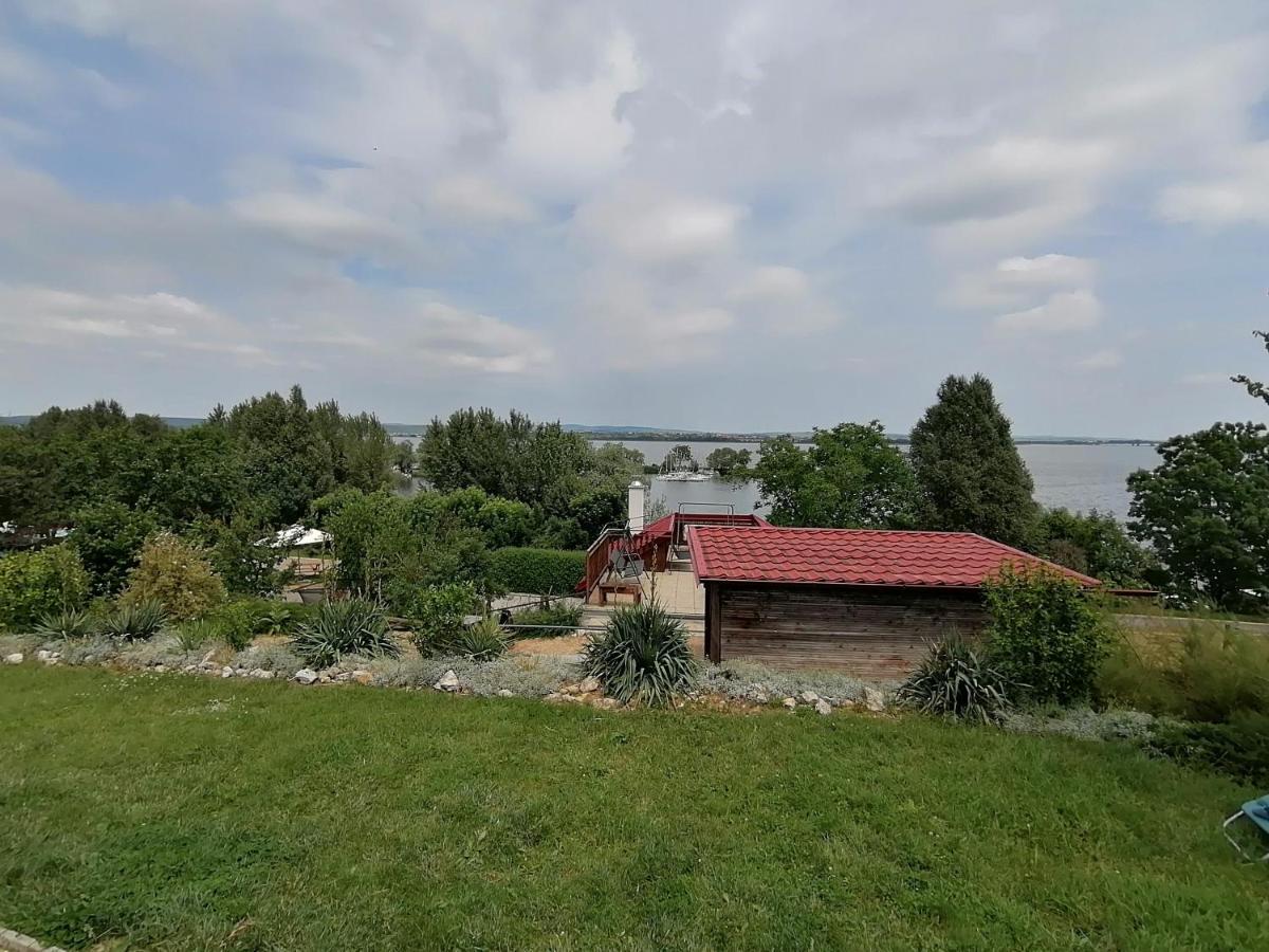 Penzion Nad Jezerem Pavlov Bagian luar foto